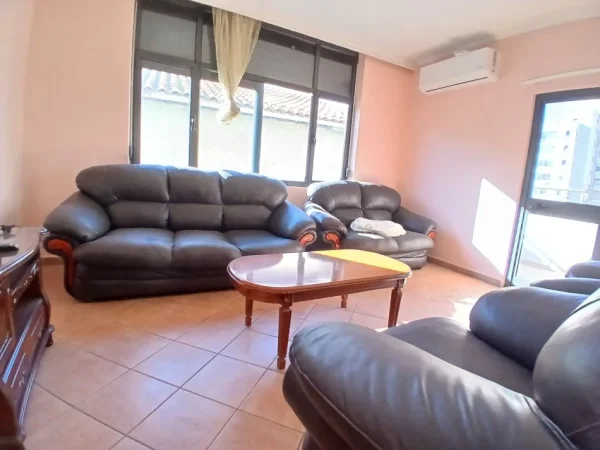 Tirane, jepet me qera apartament 2+1+Ballkon Kati 4, 120 m² 500 € (Zogu I zi)