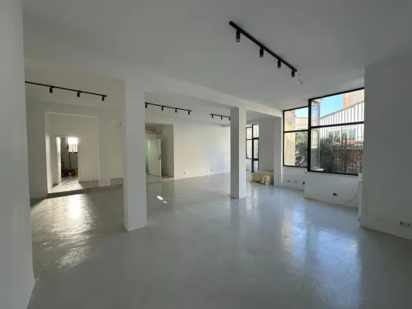 Tirane, jap me qera ambjent biznesi Kati 0, 100 m² 800 € (Ruga Ibrahim Tukiqi N6)