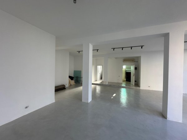 Tirane, jap me qera ambjent biznesi Kati 0, 100 m² 800 € (Ruga Ibrahim Tukiqi N6)