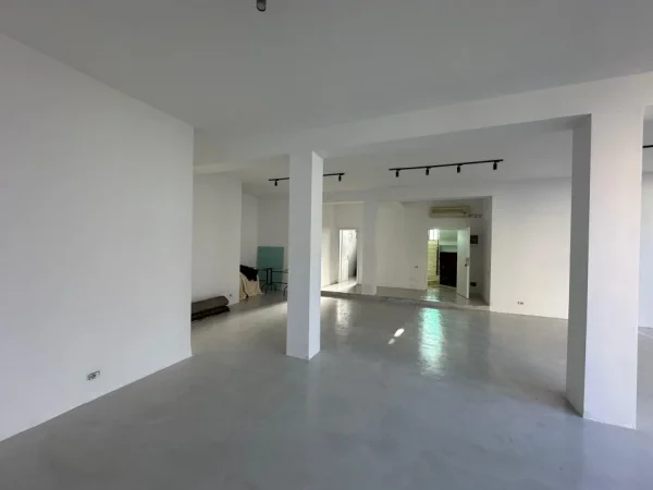 Tirane, jap me qera ambjent biznesi Kati 0, 100 m² 800 € (Ruga Ibrahim Tukiqi N6)