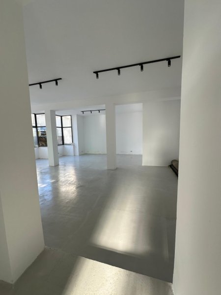 Tirane, jap me qera ambjent biznesi Kati 0, 100 m² 800 € (Ruga Ibrahim Tukiqi N6)