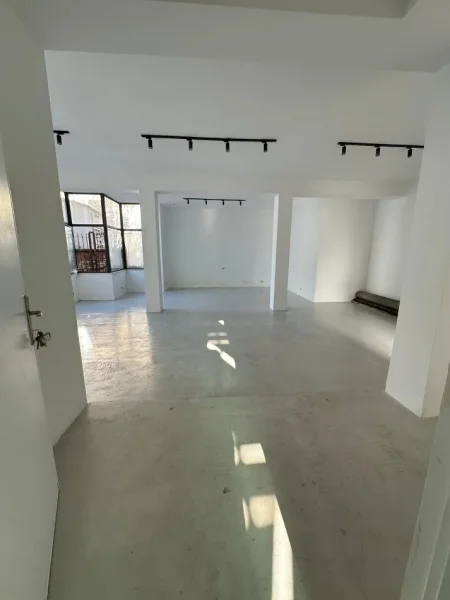 Tirane, jap me qera ambjent biznesi Kati 0, 100 m² 800 € (Ruga Ibrahim Tukiqi N6)