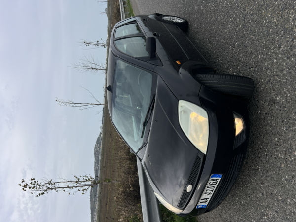 Shqiperi, shes makine Ford Fiesta Nafte, e zeze manuale Kondicioner 292.000 km 1.850 €