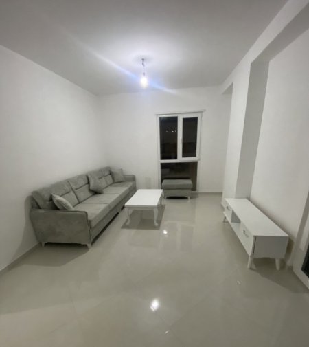 Tirane, jepet me qera apartament 2+1+Ballkon Kati 7, 92 m² 500 € (Rruga gryka kaçanikut Laknas)
