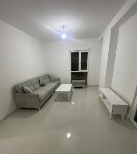 Tirane, jepet me qera apartament 2+1+Ballkon Kati 7, 92 m² 500 € (Rruga gryka kaçanikut Laknas)