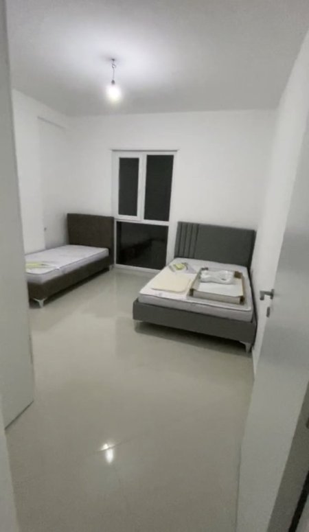 Tirane, jepet me qera apartament 2+1+Ballkon Kati 7, 92 m² 500 € (Rruga gryka kaçanikut Laknas)