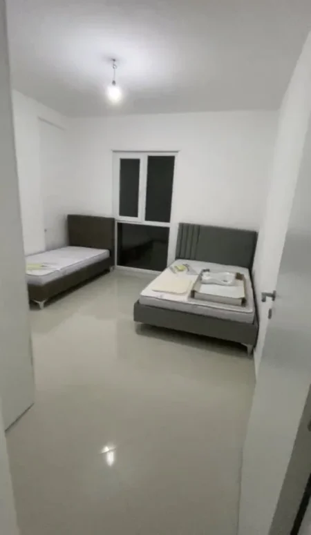 Tirane, jepet me qera apartament 2+1+Ballkon Kati 7, 92 m² 500 € (Rruga gryka kaçanikut Laknas)