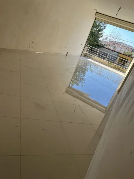 Tirane, jepet me qera magazine Kati 0, 65 m² 370 € 