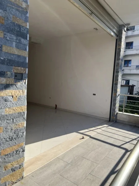 Tirane, jepet me qera magazine Kati 0, 65 m² 370 € 