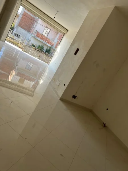 Tirane, jepet me qera magazine Kati 0, 65 m² 370 € 