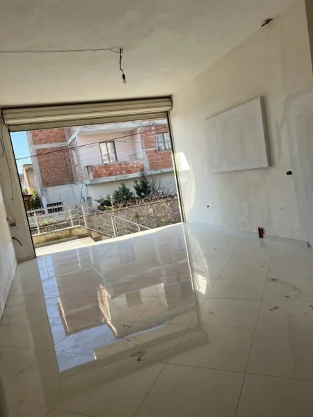 Tirane, jepet me qera magazine Kati 0, 65 m² 370 € 