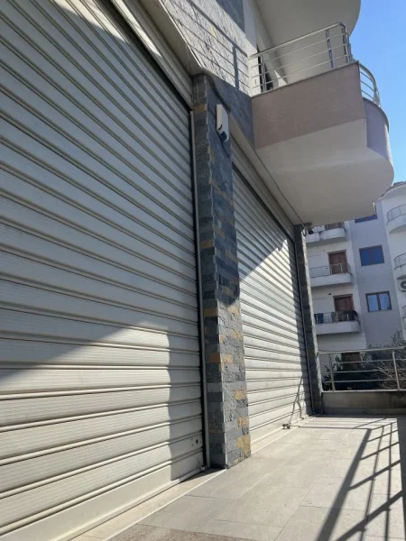 Tirane, jepet me qera magazine Kati 0, 65 m² 370 € 