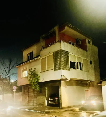 Tirane, jepet me qera Vile Kati 3, 300 m² 3.000 € (Rruga Zihni Sako, Oxhaku)