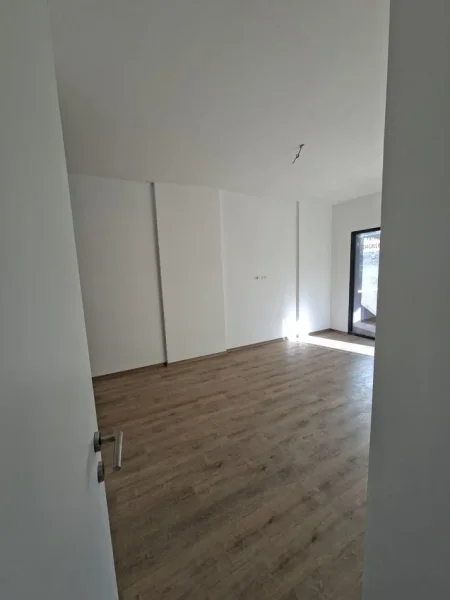 SHES APARTAMENT 2+1 RR.ELBASANIT  185.000 €