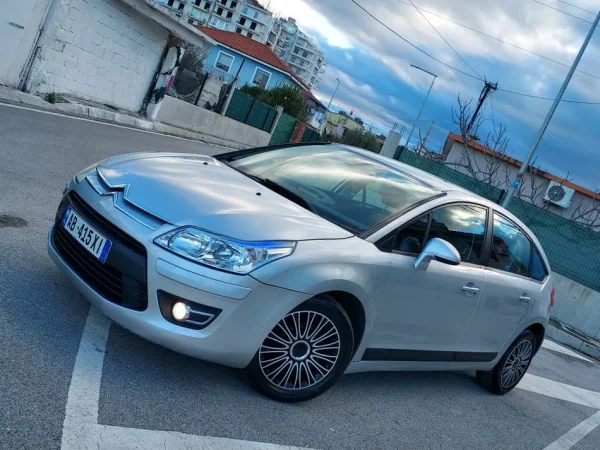 Vlore - Lungomare, shes makine Citroen C4 2010 1.4 Benzine Benzin, e argjendtë manuale Klima 151.000 km 3.600 €