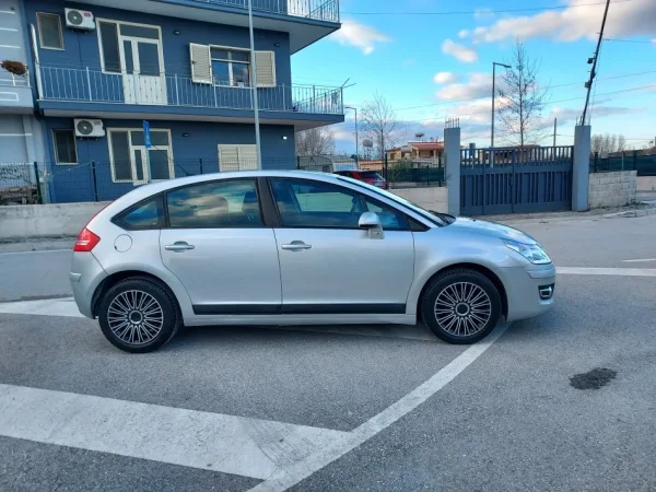 Vlore - Lungomare, shes makine Citroen C4 2010 1.4 Benzine Benzin, e argjendtë manuale Klima 151.000 km 3.600 €