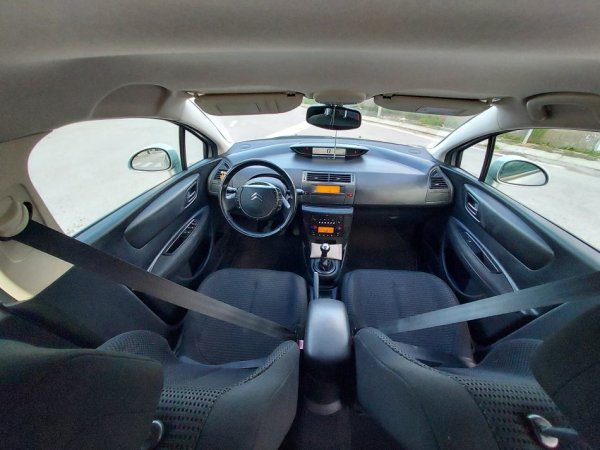 Vlore - Lungomare, shes makine Citroen C4 2010 1.4 Benzine Benzin, e argjendtë manuale Klima 151.000 km 3.600 €
