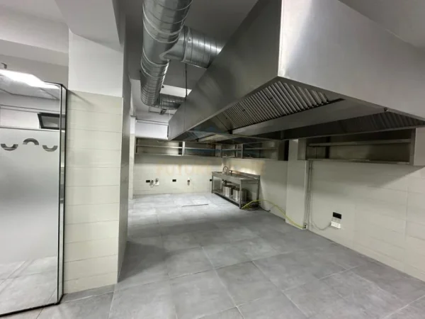 Tirane, jepet me qera Kati -1, 1.200 m² 8.000 €