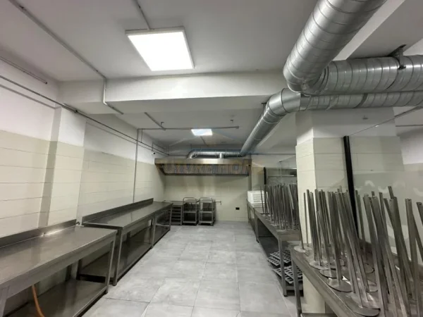 Tirane, jepet me qera Kati -1, 1.200 m² 8.000 €