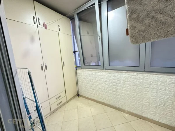 Tirane, jepet me qera apartament 2+1+Ballkon Kati 5, 90 m² 400 € (rruga e qelqit kombinat)