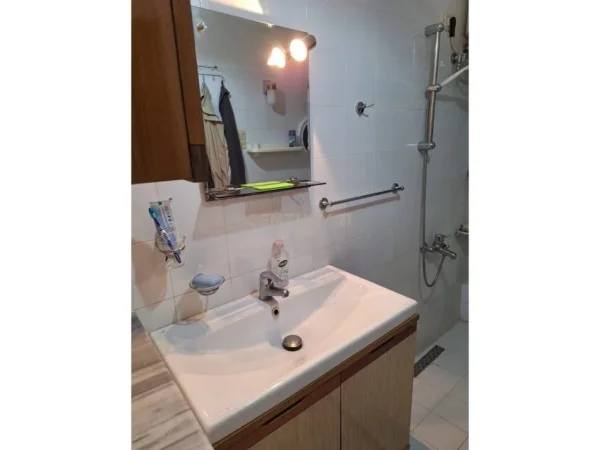 Tirane, jepet me qera apartament 1+1+Ballkon Kati 4, 70 m² 450 € (21 dhjetori)