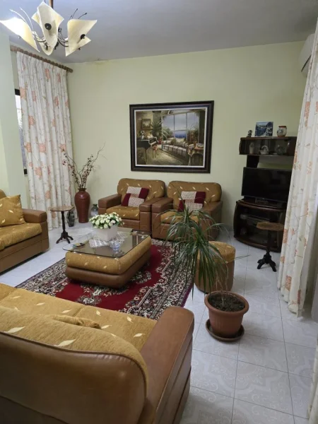 EKSKLUZIVE!TIRANË:SHITET SHTËPI 2 KATËSHE,FORMA 2+1+Ballkon,SIPERFAQE NDERTIMI 277 m²,TOKË 820 M2,ÇMIMI 560.000 € (RESTORANT FRESKU,RRUGA MUHAMET DELIU)
