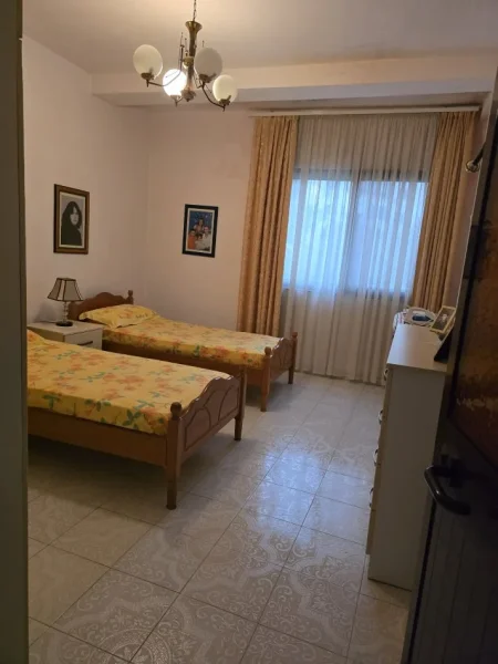 EKSKLUZIVE!TIRANË:SHITET SHTËPI 2 KATËSHE,FORMA 2+1+Ballkon,SIPERFAQE NDERTIMI 277 m²,TOKË 820 M2,ÇMIMI 560.000 € (RESTORANT FRESKU,RRUGA MUHAMET DELIU)