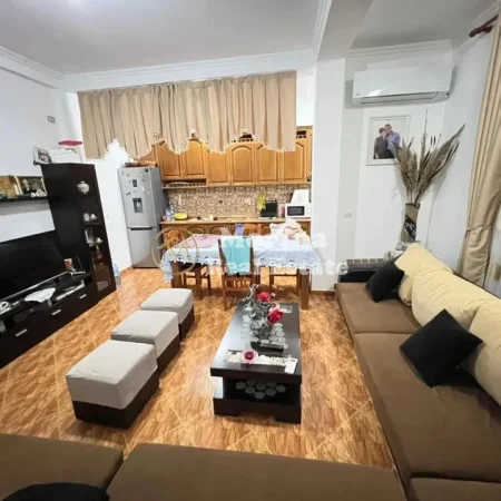 Tirane, jepet me qera Vile 2 Katshe , 120 m² 1.500 € (Ali Demi)