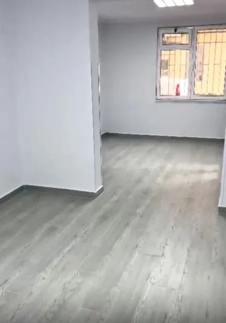 Tirane, jepet me qera ambjent biznesi Kati 1, 100 m² 700 € (përballë kompleksit Delijorgji)