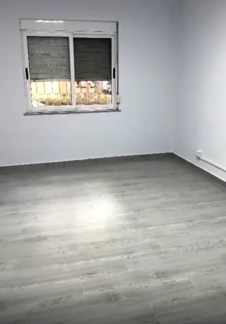 Tirane, jepet me qera ambjent biznesi Kati 1, 100 m² 700 € (përballë kompleksit Delijorgji)