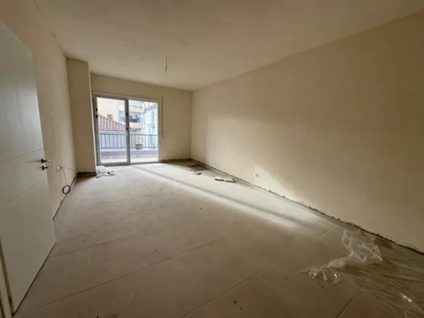 Tirane, shitet apartament 2+1 Kati 1, 