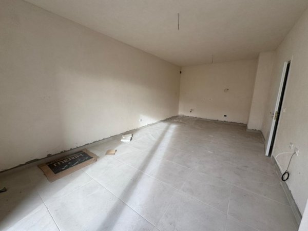 Tirane, shitet apartament 2+1 Kati 1, 