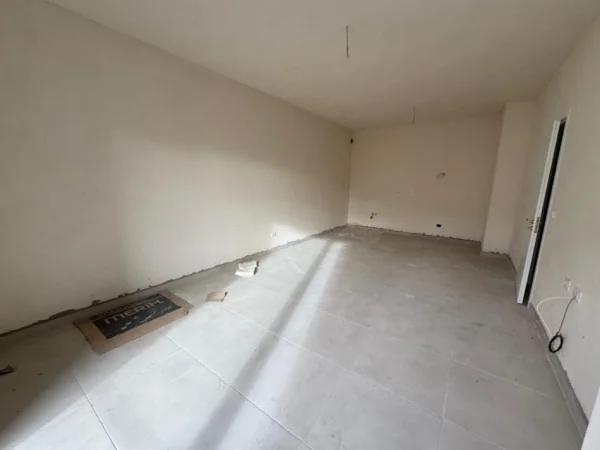 Tirane, shitet apartament 2+1 Kati 1, 