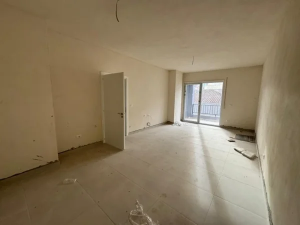 Tirane, shitet apartament 2+1 Kati 1, 