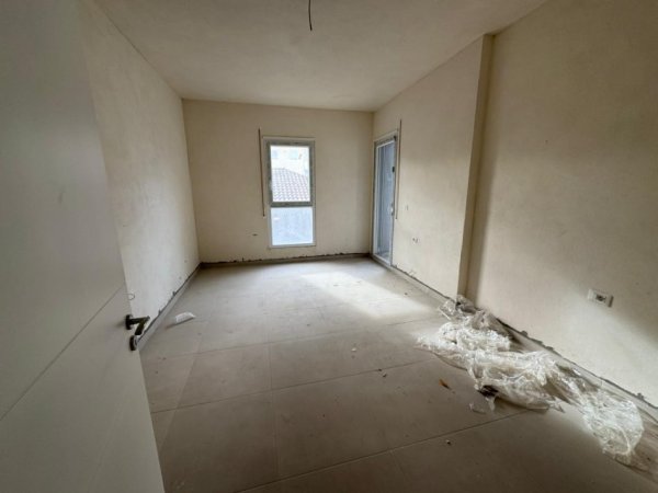 Tirane, shitet apartament 2+1 Kati 1, 