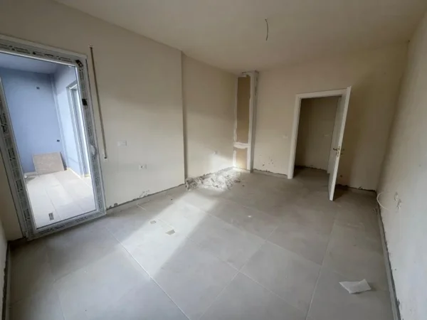 Tirane, shitet apartament 2+1 Kati 1, 