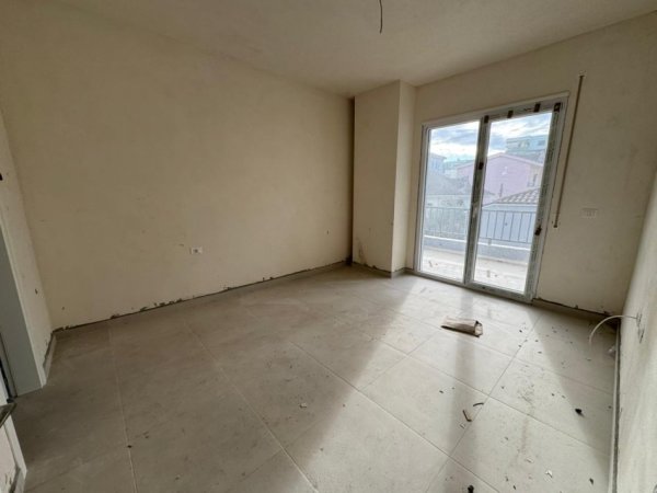 Tirane, shitet apartament 2+1 Kati 1, 