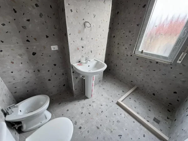 Tirane, shitet apartament 2+1 Kati 1, 