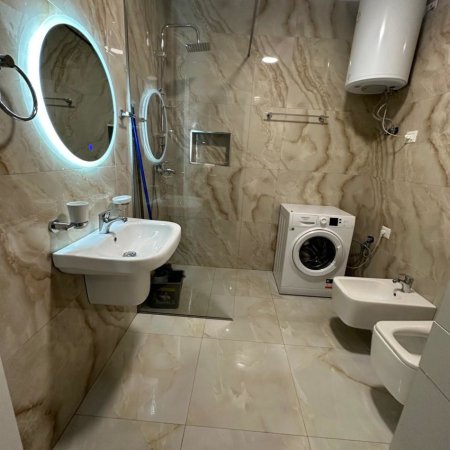 Tirane, jepet me qera apartament 2+1+Aneks+Ballkon Kati 7, 90 m² 600 € (Asitr tek Vila L)