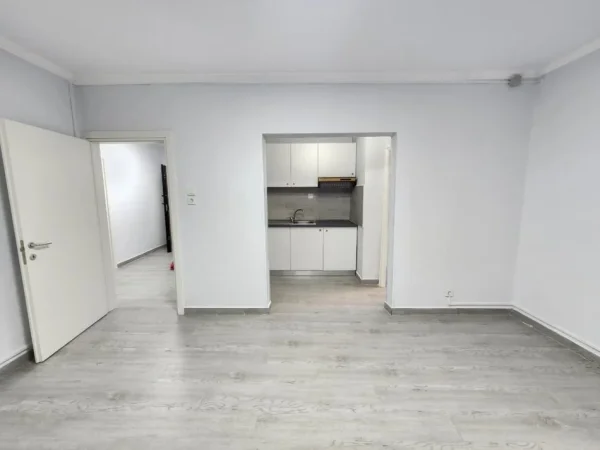 ZYRË ME Qira 100 m2( kati 1) Përballë Deliorgjit/ Irfan tomini🔥 3 ambjente pune ( me parket) 700 Eu( bruto)