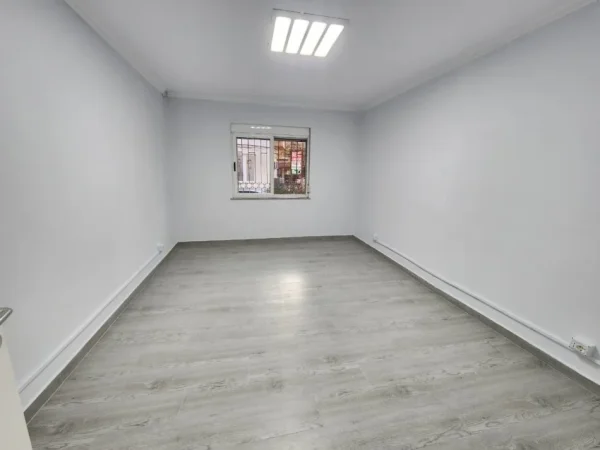 ZYRË ME Qira 100 m2( kati 1) Përballë Deliorgjit/ Irfan tomini🔥 3 ambjente pune ( me parket) 700 Eu( bruto)