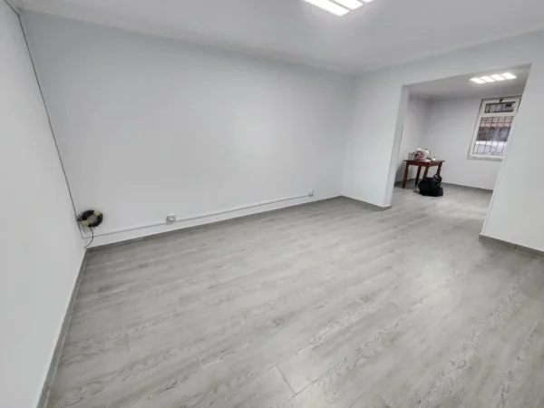 ZYRË ME Qira 100 m2( kati 1) Përballë Deliorgjit/ Irfan tomini🔥 3 ambjente pune ( me parket) 700 Eu( bruto)