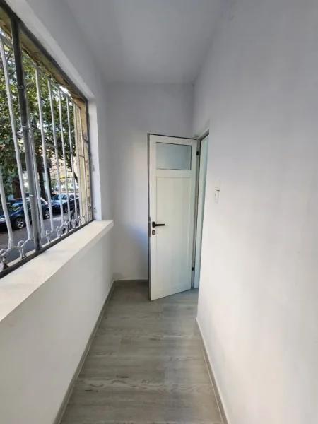 ZYRË ME Qira 100 m2( kati 1) Përballë Deliorgjit/ Irfan tomini🔥 3 ambjente pune ( me parket) 700 Eu( bruto)