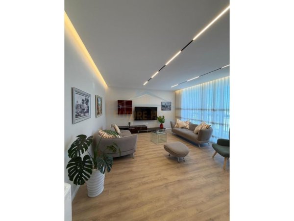 Tirane, jepet me qera apartament 2+1 Kati 10, 110 m² 1.300 € 