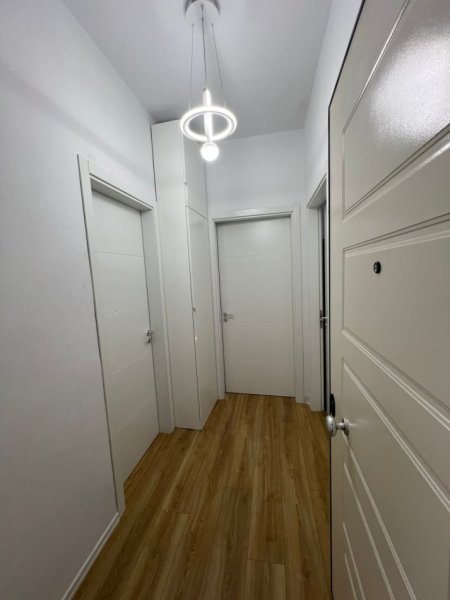 Tirane, jepet me qera apartament 1+1+Ballkon Kati 4, 70 m² 600 € (Rruga Dafinave, Ish-Fusha Aviacionit, Tirane.)