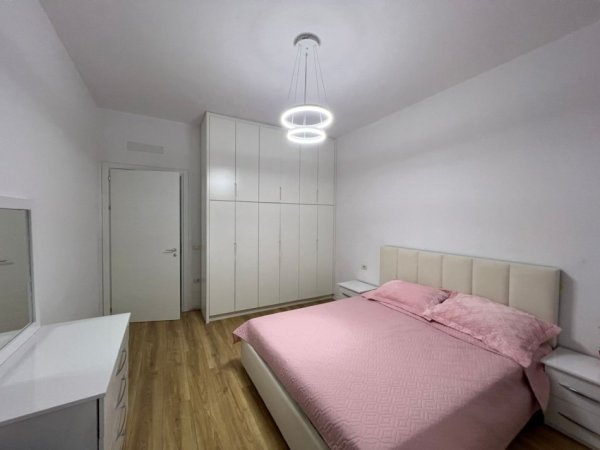 Tirane, jepet me qera apartament 1+1+Ballkon Kati 4, 70 m² 600 € (Rruga Dafinave, Ish-Fusha Aviacionit, Tirane.)