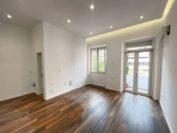 Tirane, jepet me qera zyre Kati 3, 37 m² 600 € (Pallatet Moskat)