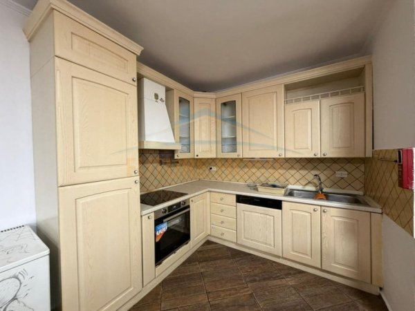 Durres, jepet me qera apartament 2+1 Kati 5, 110 m² 500 € (Apartament 2+1, Pranë Tatimeve, Durrës)