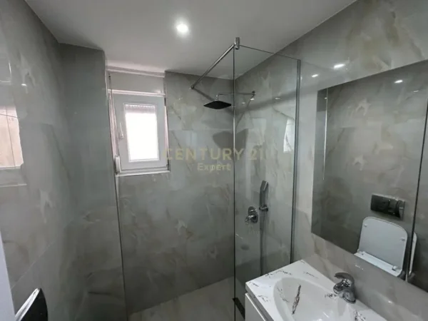Tirane, shitet apartament 3+1+Ballkon Kati 2, 105 m² 300.000 € (Rr. Elbasanit)