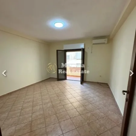 Tirane, jepet me qera apartament 2+1 Kati 4, 118 m² 650 € (Komuna Parisit)